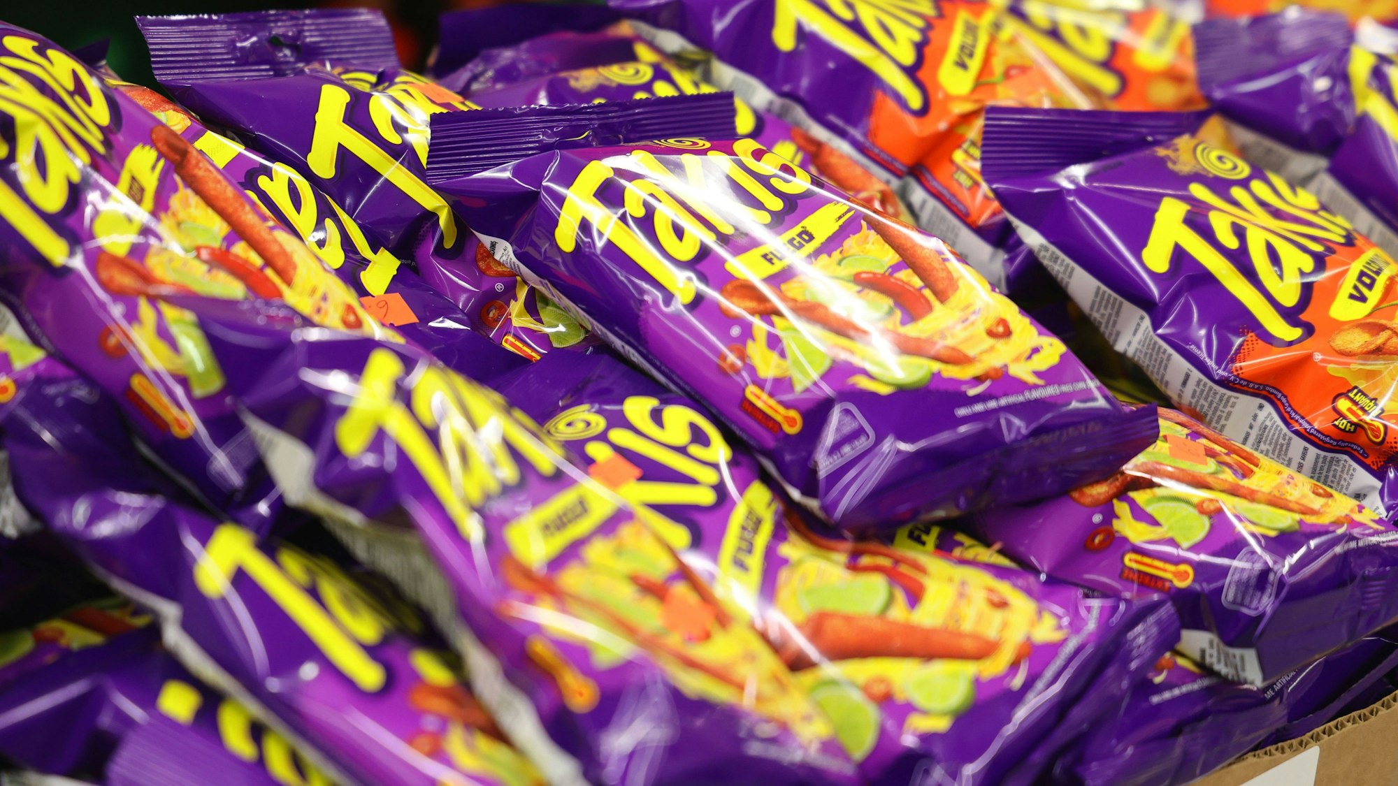 Chips-Snacks der Marke Takis liegen in einer Auslage. Das Bundesamt für Lebensmittelsicherheit warnt vor fehlenden Warnhinweisen bei der Sorte „Fuego“.