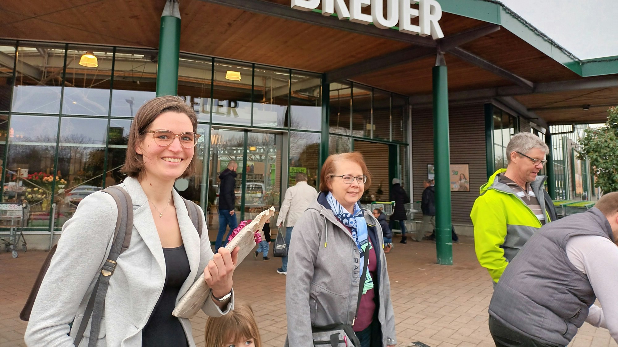 Leute vor einem Gartencenter