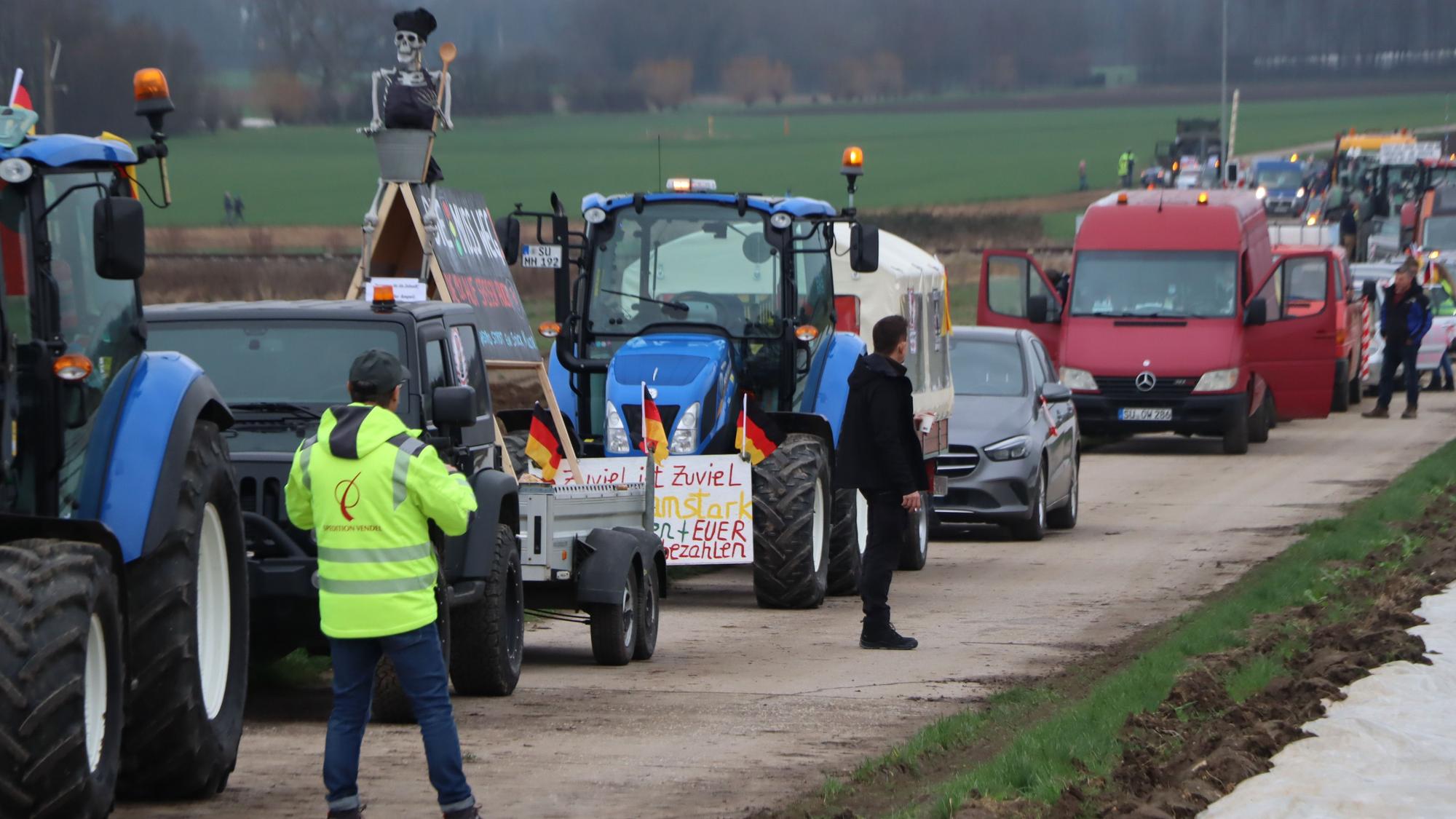 Das Maß scheint voll. Längst nicht nur Landwirte, sondern auch Spediteure, Mechaniker, Gastronomen und Handwerker, aber auch Rentner haben sich dem Protestzug angeschlossen.