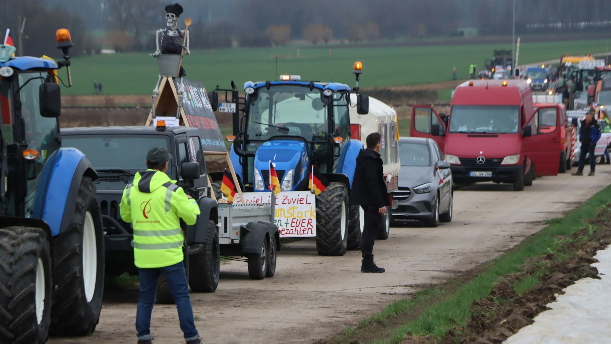 Das Maß scheint voll. Längst nicht nur Landwirte, sondern auch Spediteure, Mechaniker, Gastronomen und Handwerker, aber auch Rentner haben sich dem Protestzug angeschlossen.