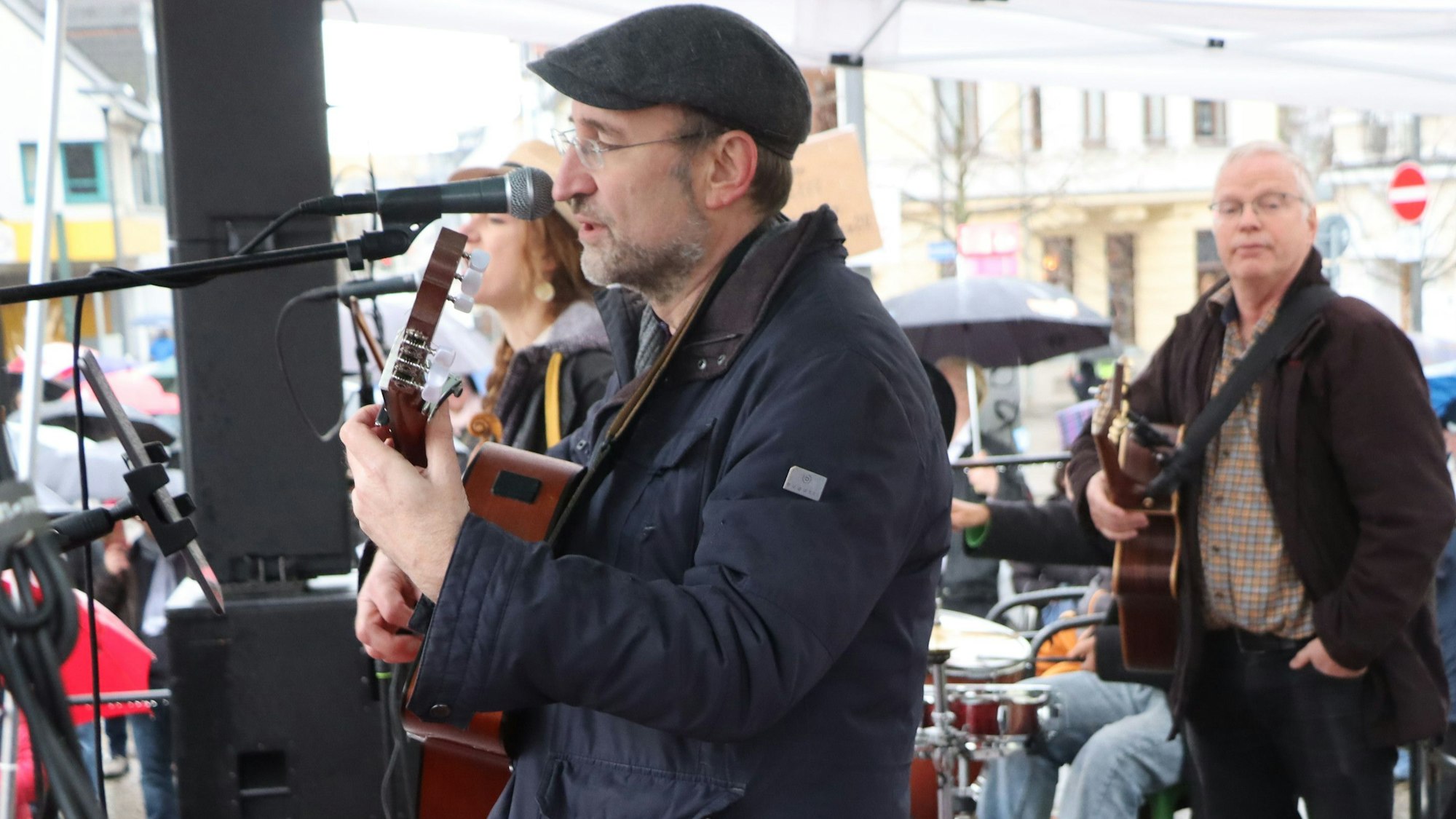 Auf dem Foto sind Musiker der Band Cayu zu sehen.