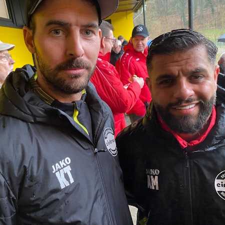 Sportdirektor Kevin Theisen (l.) und Co-Trainer Amir Ali Mostowfi blicken in die Kamera.