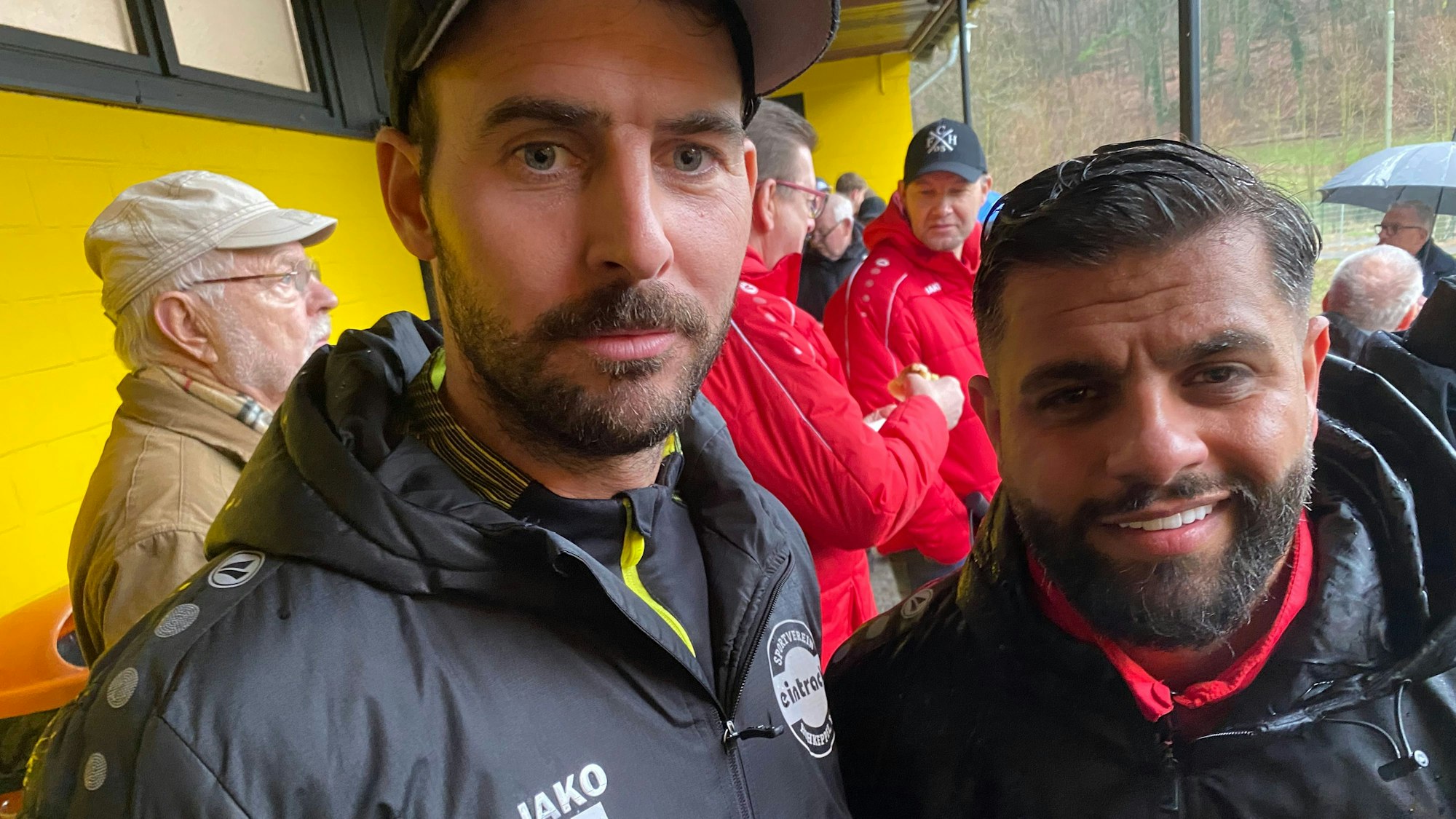 Sportdirektor Kevin Theisen (l.) und Co-Trainer Amir Ali Mostowfi blicken in die Kamera.
