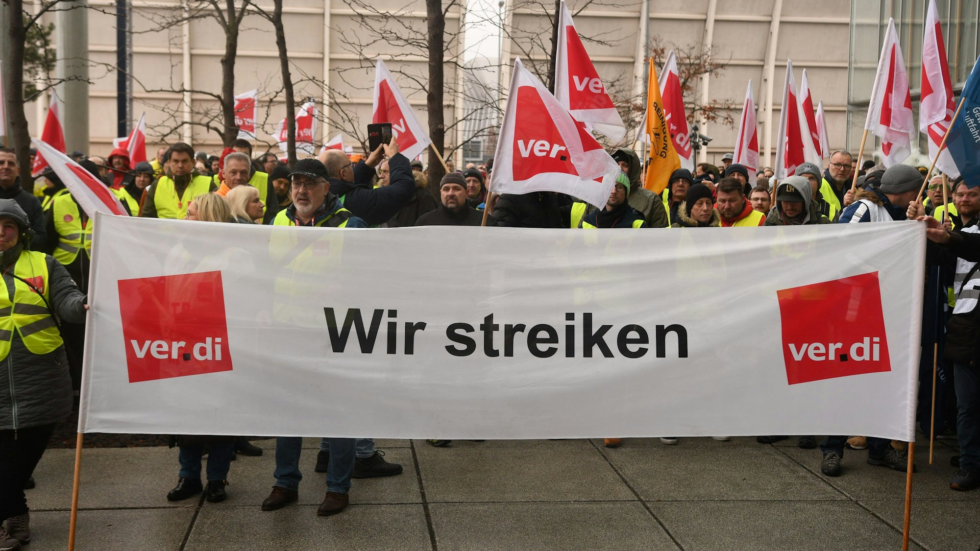 Lufthansa-Streik: Teilnehmerinnen und Teilnehmer bei einer Streik-Kundgebung des Lufthansa-Bodenpersonals Anfang Februar, hier in Frankfurt am Main. (Archivbild)
