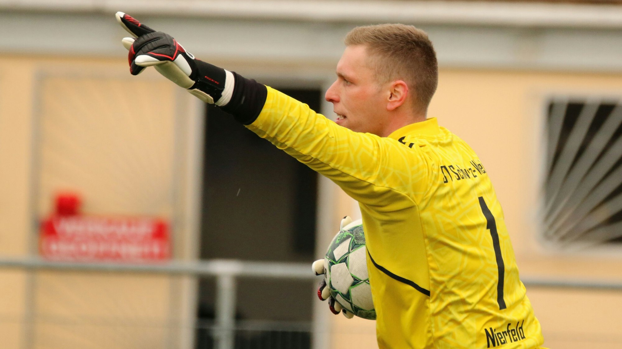 Marc-Andre Virnich hält den Ball in der rechten Hand und zeigt mit links an, dass es nach vorne geht.