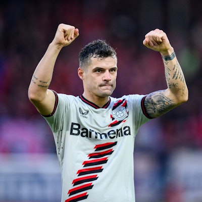 17.02.2024, Baden-Württemberg, Heidenheim: Fußball: Bundesliga, 1. FC Heidenheim - Bayer Leverkusen, 22. Spieltag, Voith-Arena. Leverkusens Granit Xhaka jubelt nach dem Spiel.