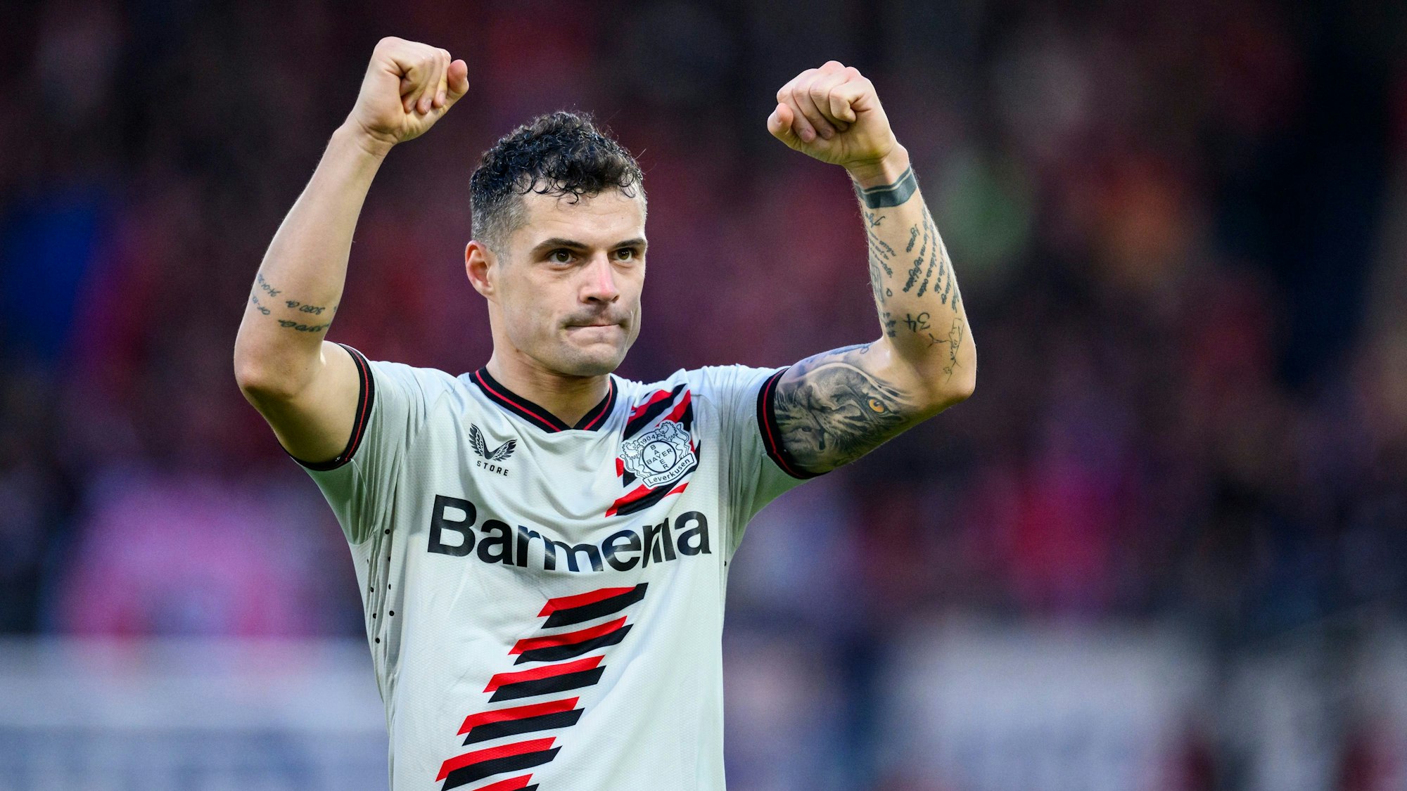 17.02.2024, Baden-Württemberg, Heidenheim: Fußball: Bundesliga, 1. FC Heidenheim - Bayer Leverkusen, 22. Spieltag, Voith-Arena. Leverkusens Granit Xhaka jubelt nach dem Spiel.