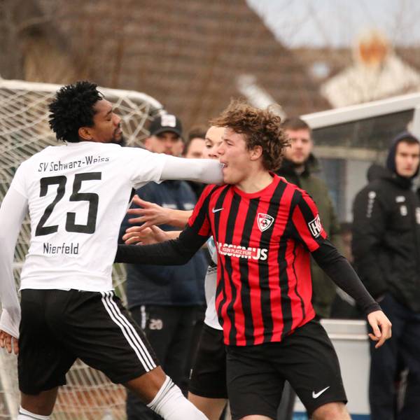 Nierfelds Covenant Oku Smart stößt mit dem rechten Arm Erft-Spieler Julian Riße in Kieferhöhe.