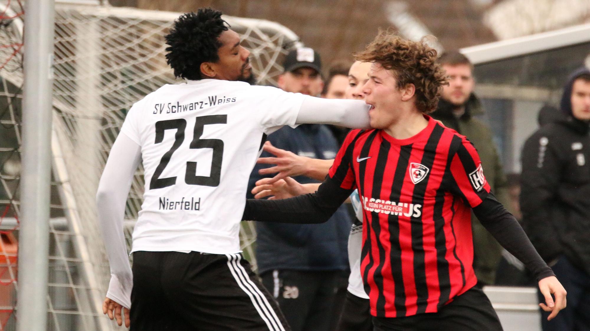 Nierfelds Covenant Oku Smart stößt mit dem rechten Arm Erft-Spieler Julian Riße in Kieferhöhe.