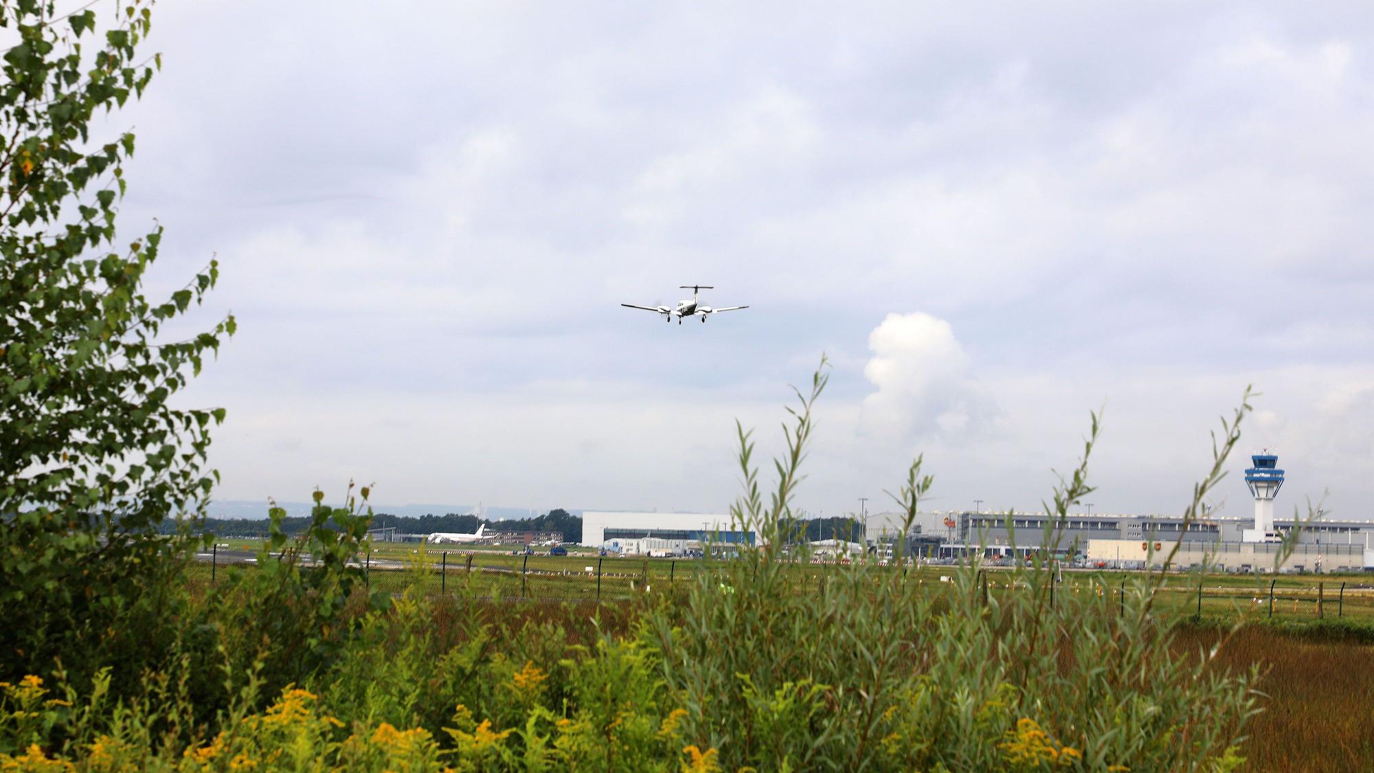 Ein Flugzeug fliegt.