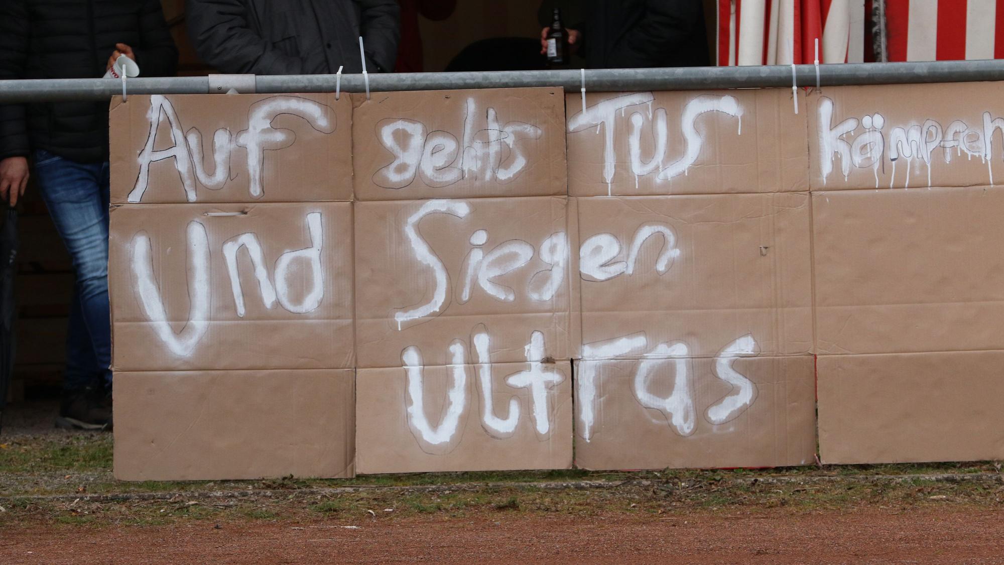 Ein Plakat der Mechernicher Ultras, auf dem „Auf geht's TuS, kämpfen und siegen – Ultras“ steht.