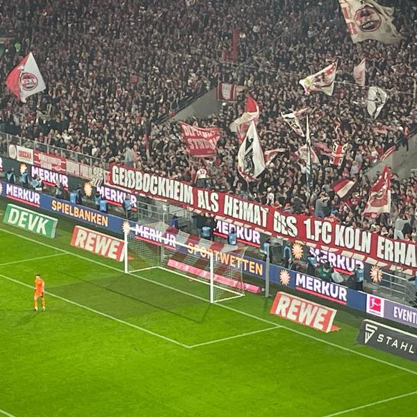 FC-Fans in der Südkurve des Rheinenergie-Stadions zeigen ein Banner mit der Aufschrift: „Geißbockheim als Heimat des 1. FC Köln erhalten“