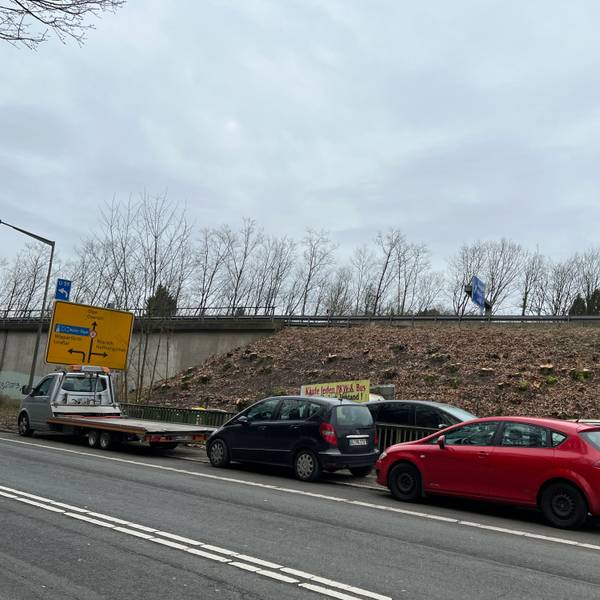Im März beginnen die Arbeit zum Abriss und Neubau der A4-Brücke in Untereschbach. Erste Bäume an der Böschung wurden bereits gefällt.