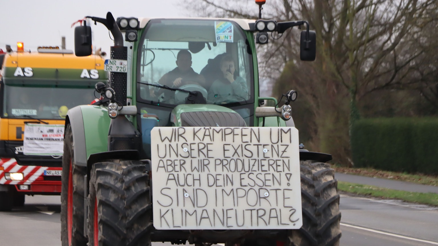 Der Traktor mit einem Protestschild während der Demonstration, die von Bornheim nach Düsseldorf führte.