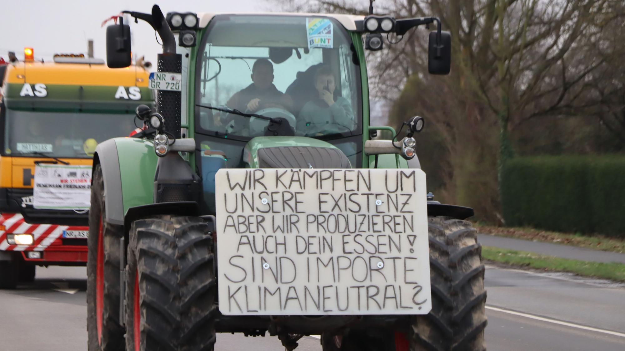Der Traktor mit einem Protestschild während der Demonstration, die von Bornheim nach Düsseldorf führte.