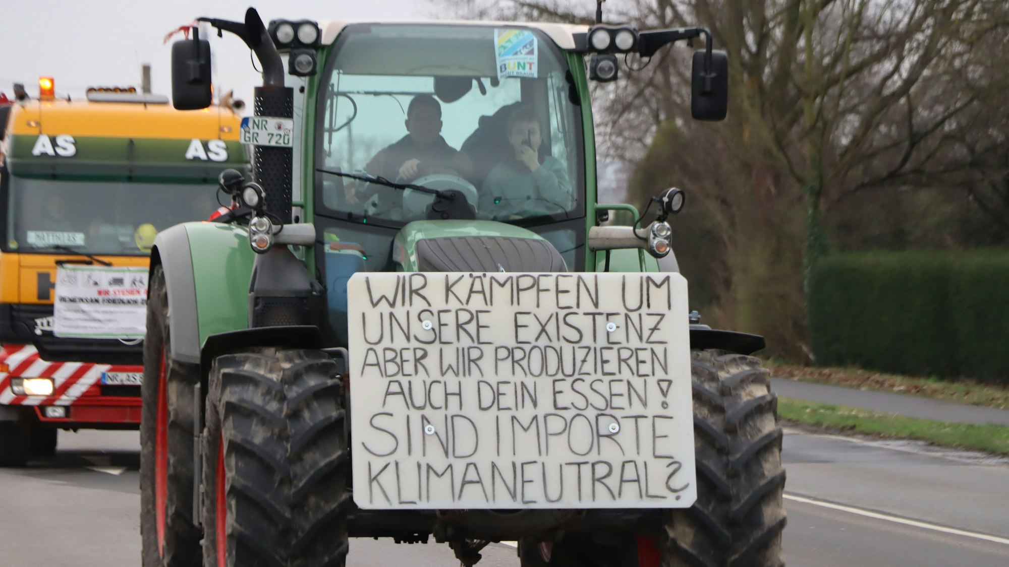 Der Traktor mit einem Protestschild während der Demonstration, die von Bornheim nach Düsseldorf führte.