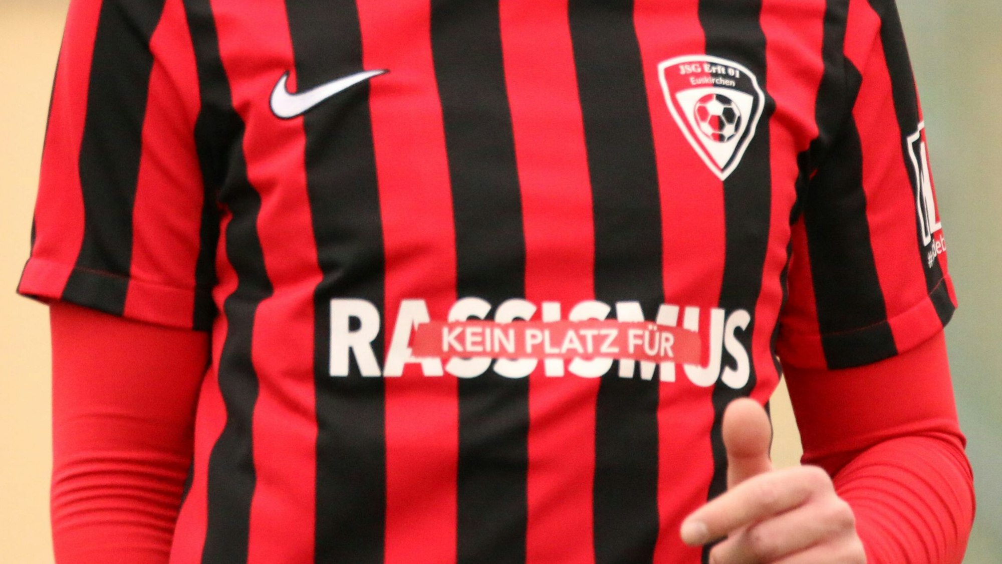 „Kein Platz für Rassismus“ stand auf den schwarz-rot-gestreiften Trikots der JSG Erft 01 Euskirchen.