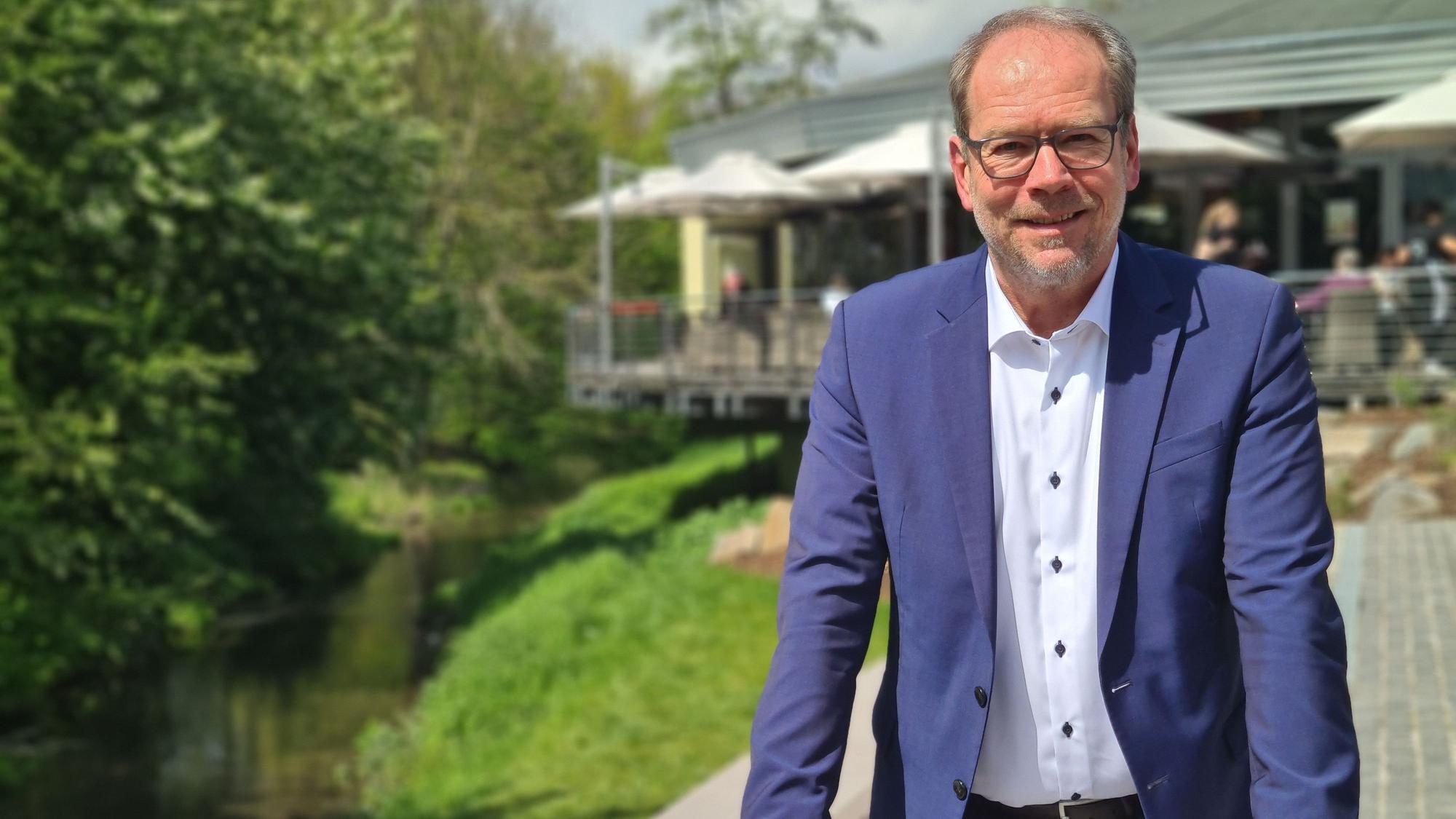 Volker Mießeler steht an der Erft in Bergheim.
