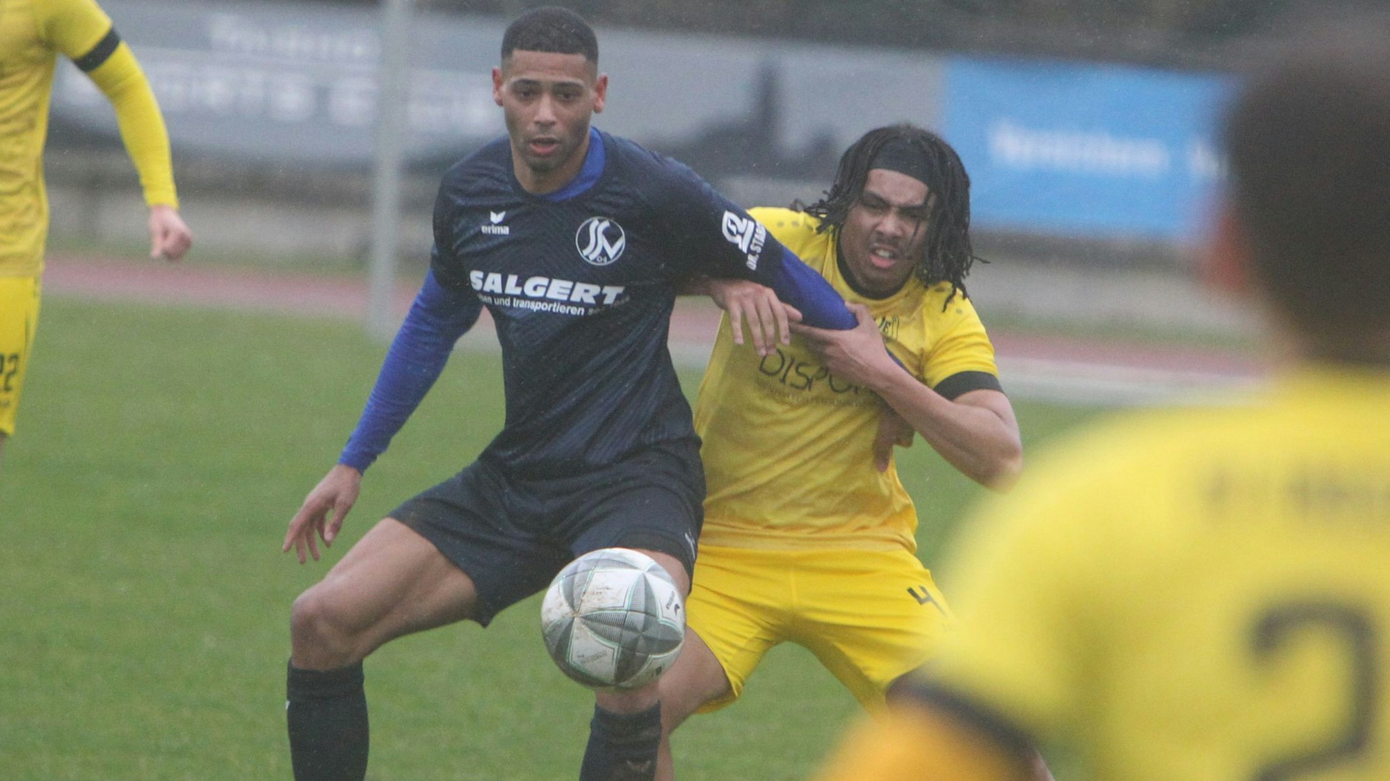 Manuel Kabambi vom Siegburger SV 04 behauptet den Ball.
