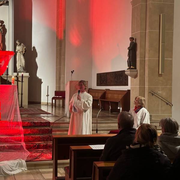Die Gemeindereferentin Gudrun Schmitz (stehend) und ihre Kollegin Andrea Bauer-Wilden haben einen Segensgottesdienst für alle Liebenden in St. Agatha in Lindlar-Kapellensüng organisiert. Unser Foto zeigt eine Szene aus diesem Gottesdienst.