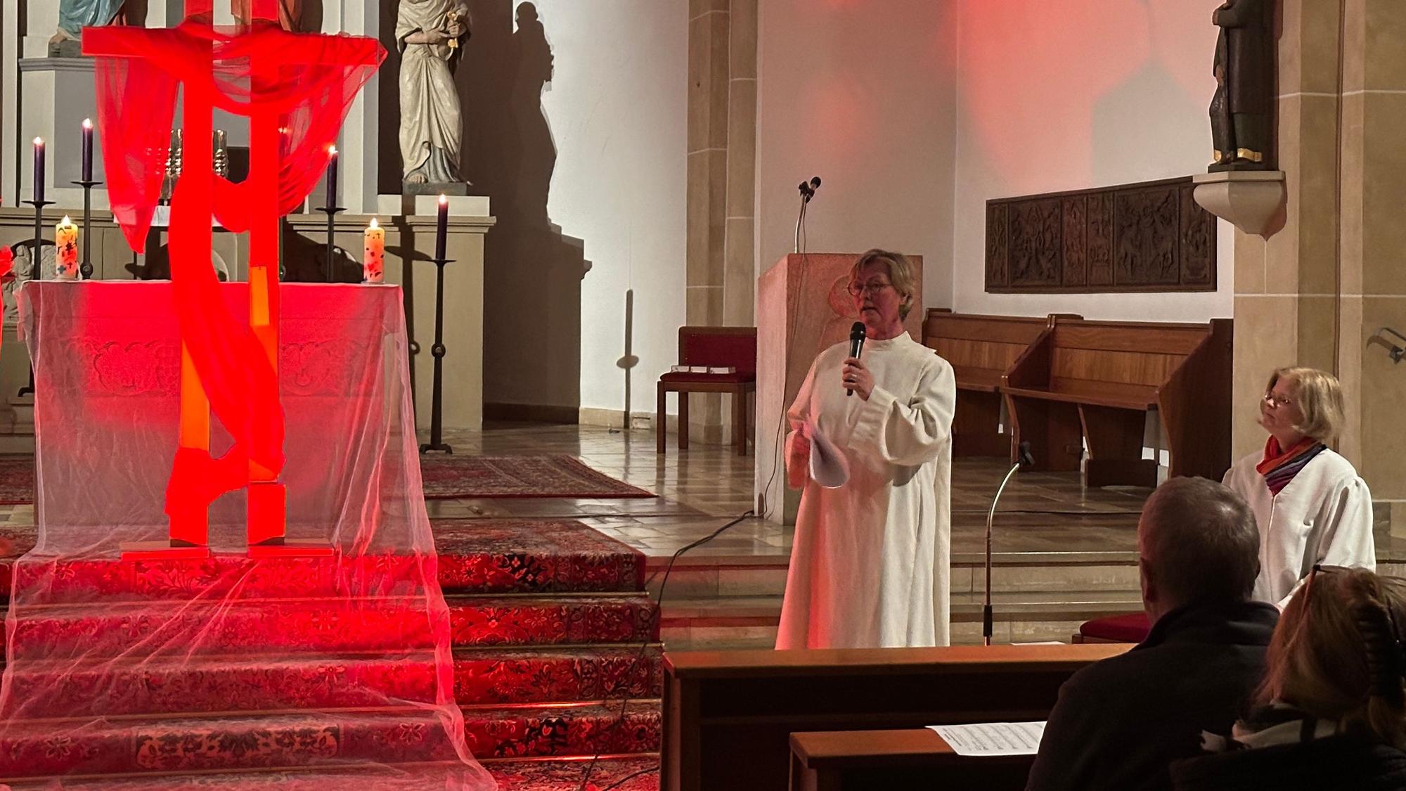 Die Gemeindereferentin Gudrun Schmitz (stehend) und ihre Kollegin Andrea Bauer-Wilden haben einen Segensgottesdienst für alle Liebenden in St. Agatha in Lindlar-Kapellensüng organisiert. Unser Foto zeigt eine Szene aus diesem Gottesdienst.