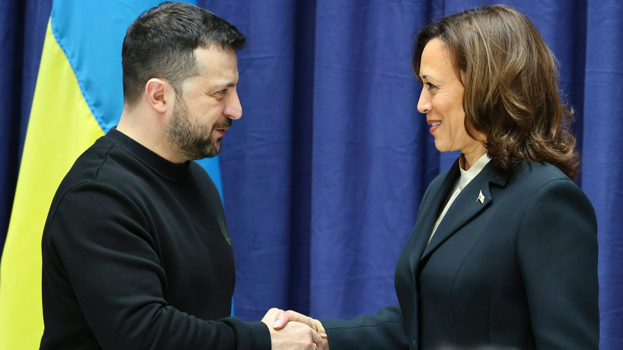 17.02.2024, Bayern, München: Wolodymyr Selenskyj (l), Präsident der Ukraine, nimmt an einer Pressekonferenz mit US-Vizepräsidentin Kamala Harris (r) während der Münchner Sicherheitskonferenz im Hotel Bayerischer Hof in München teil.