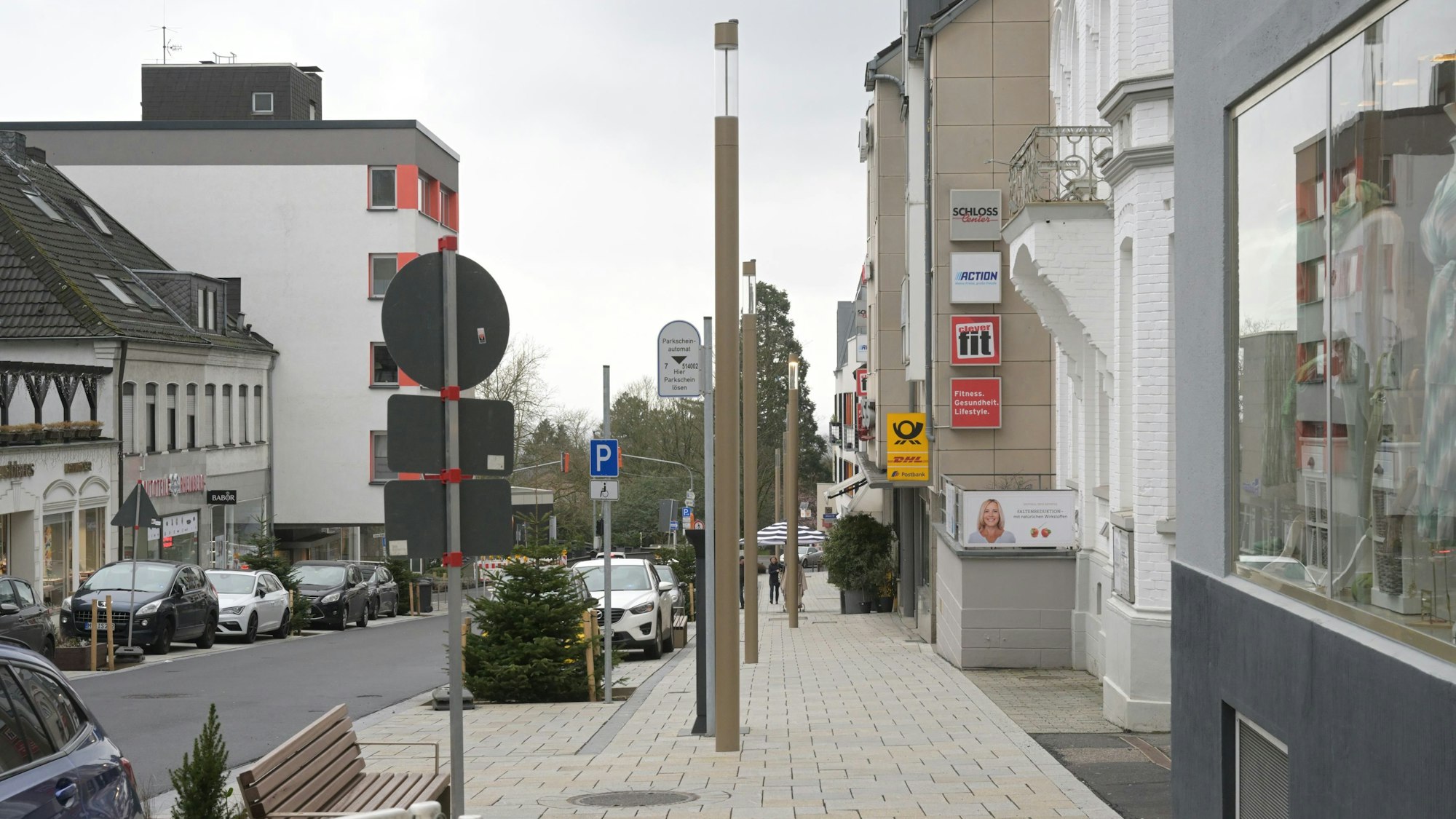 Auf dem Bürgersteig stehen die Straßenlaternen nicht in einer Linie.