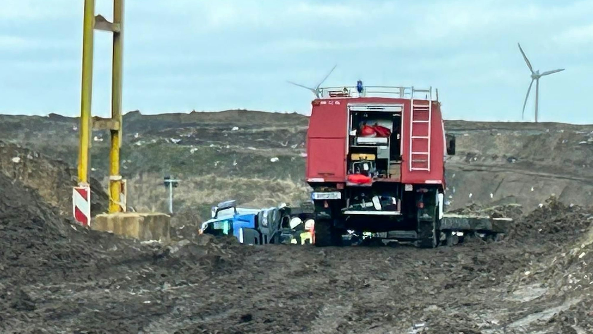 Auf dem Foto ist der Feuerwehreinsatz in Erftstadt zu sehen.