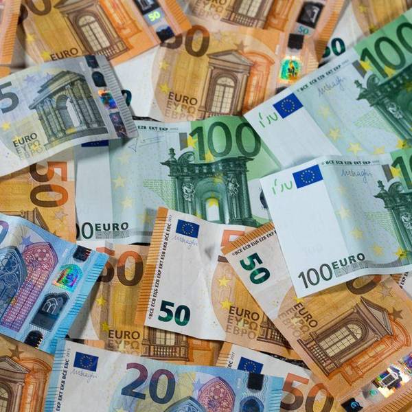 Zu sehen sind Euro-Geldscheine mit unterschiedlichen Werten: 20, 50 und 100 Euro.
