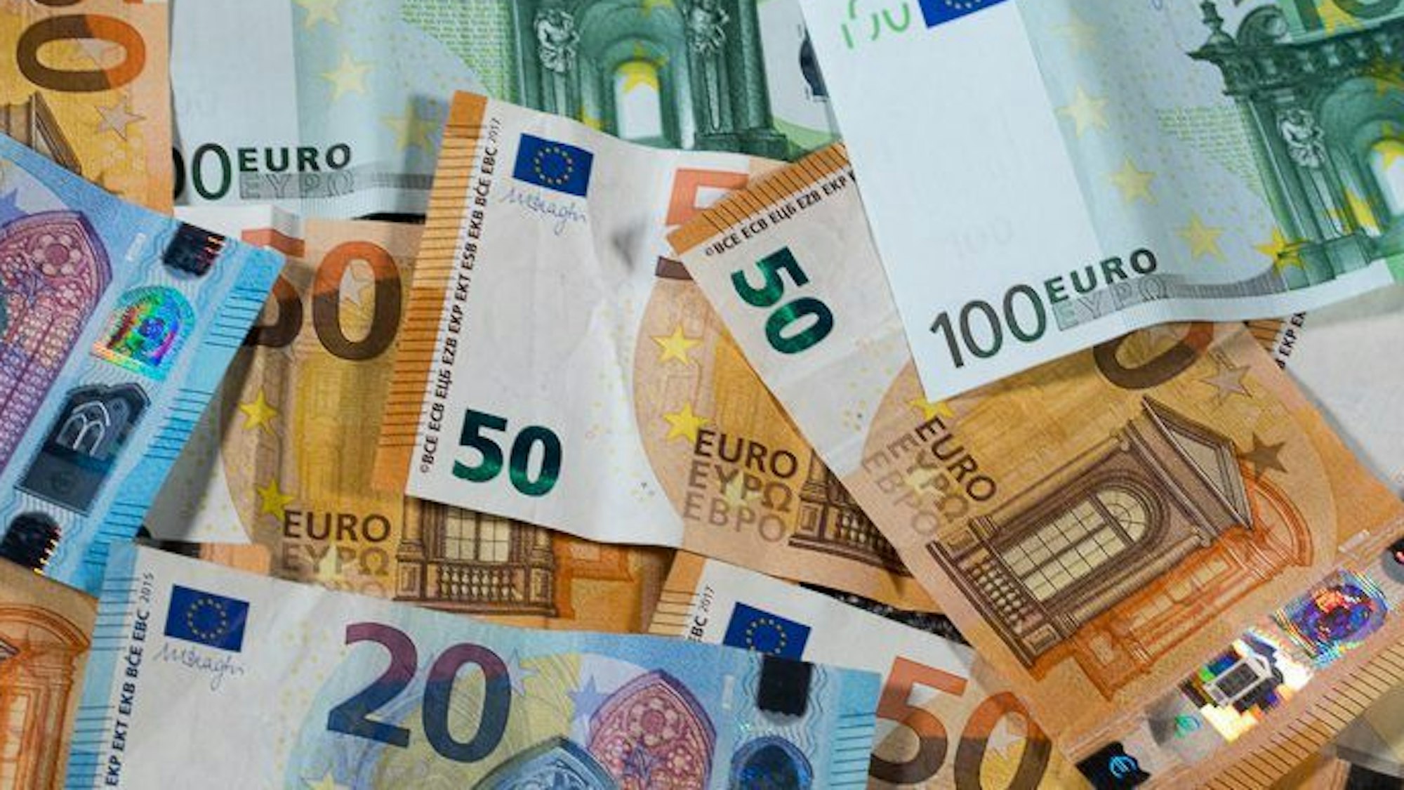 Zu sehen sind Euro-Geldscheine mit unterschiedlichen Werten: 20, 50 und 100 Euro.
