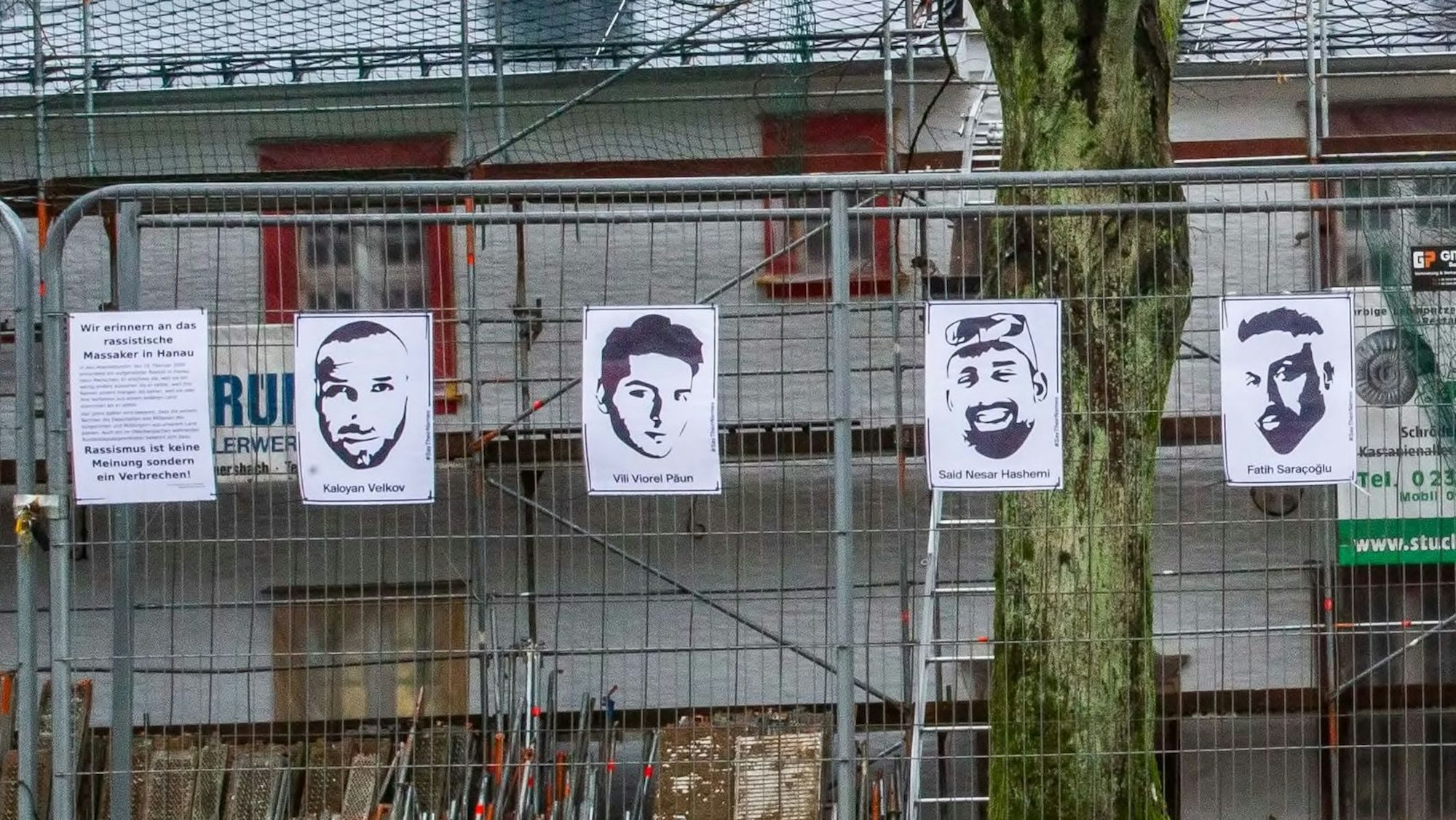 An einem Bauzaun hängen die Porträtbilder der Opfer des Terroranschlags von Hanau.