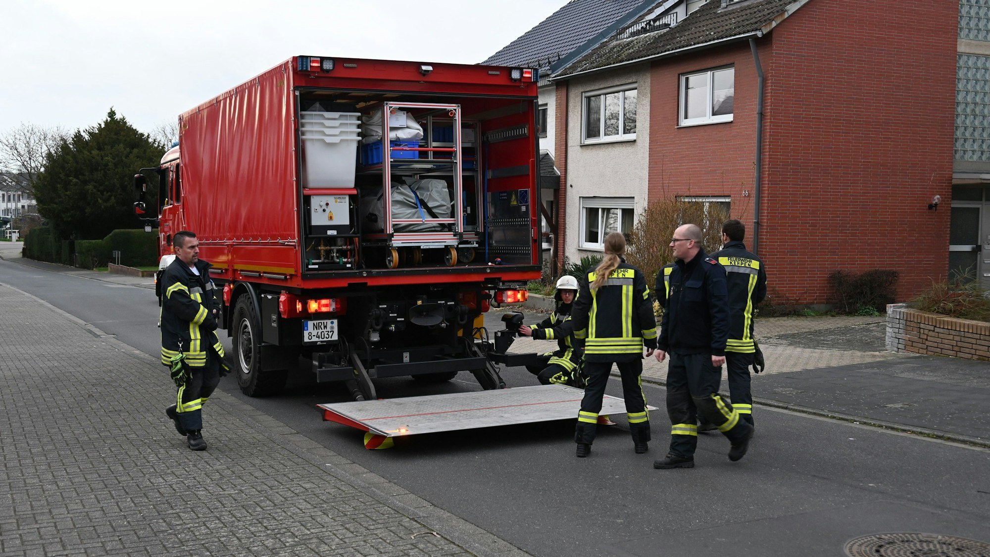 Die Feuerwehr bei der Arbeit.