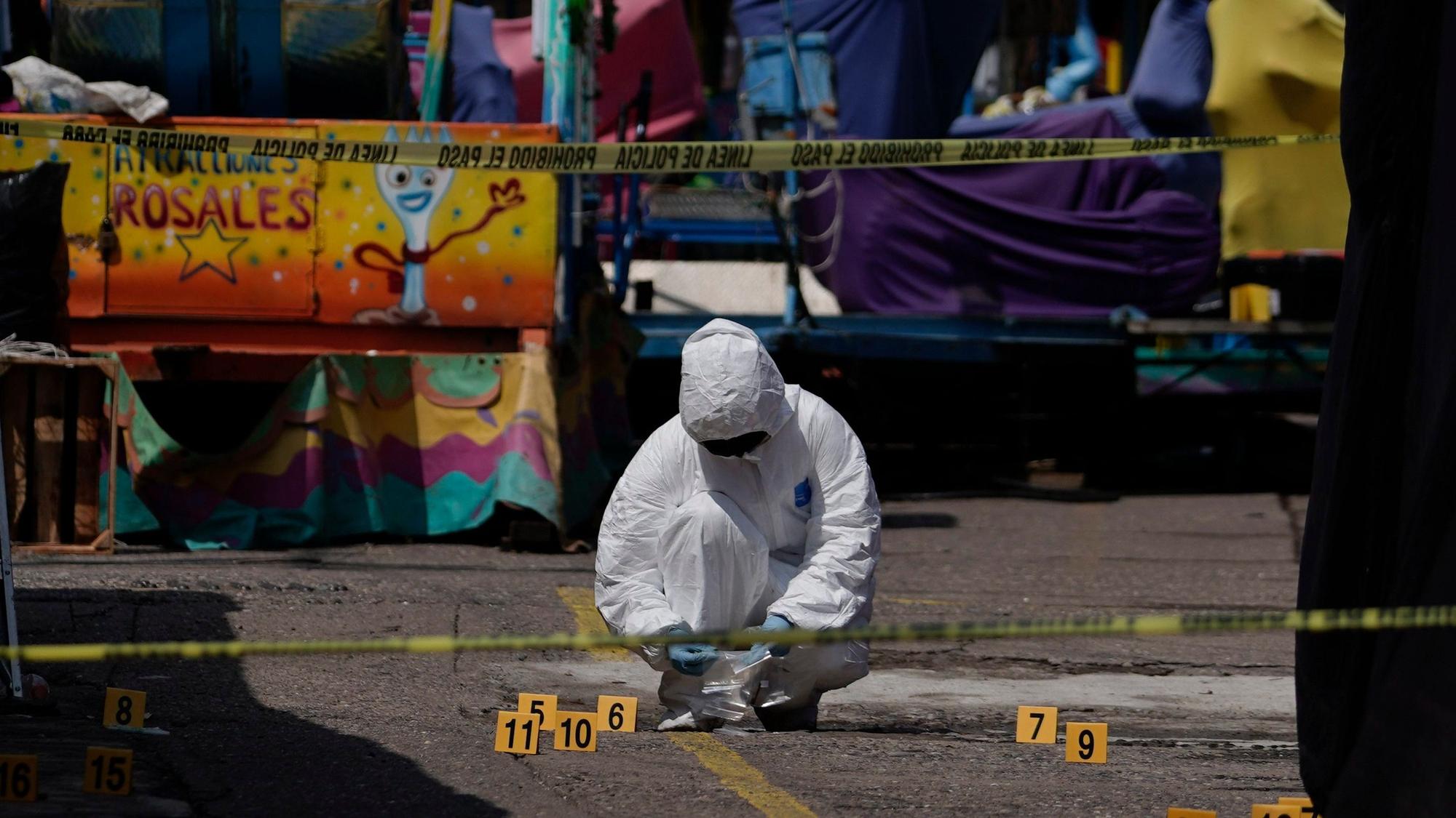 ARCHIV - 06.10.2022, Mexiko, San Miguel Totolapan: Ein forensischer Ermittler untersucht den Schauplatz eines Angriffs mit mehreren Toten in San Miguel Totolapan im südlichen Bundesstaat Guerrero. (Symbolbild)