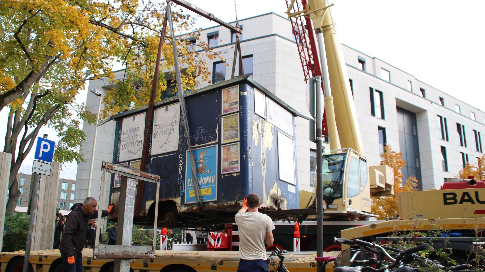 Im Oktober 2021 wurde der Zeitungskiosk „Helgas Büdchen“ in Bonn verladen und nach Kommern gebracht.