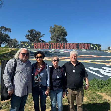 Von links: Prof. Igor Epstein, Marion Reinecke, Heidrun Schmeis-Noack und Peter Reinecke auf dem Gelände des Musikfestivals, auf dem die Hamas rund 1200 meist junge Menschen ermordet hat.