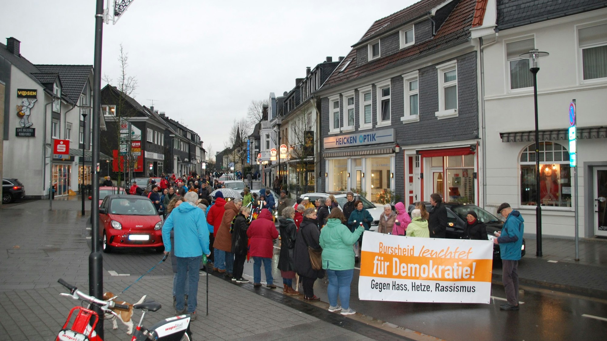 Vom Marktplatz aus ziehen die Aktivistinnen und Aktivisten die Hauptstraße entlang.