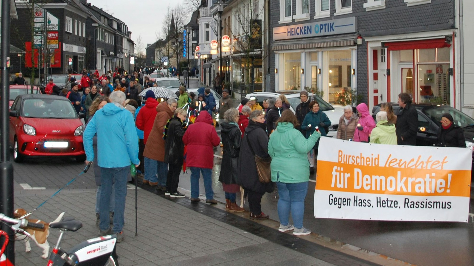 Burscheider demonstrieren mit Lichterkette gegen Rassismus.