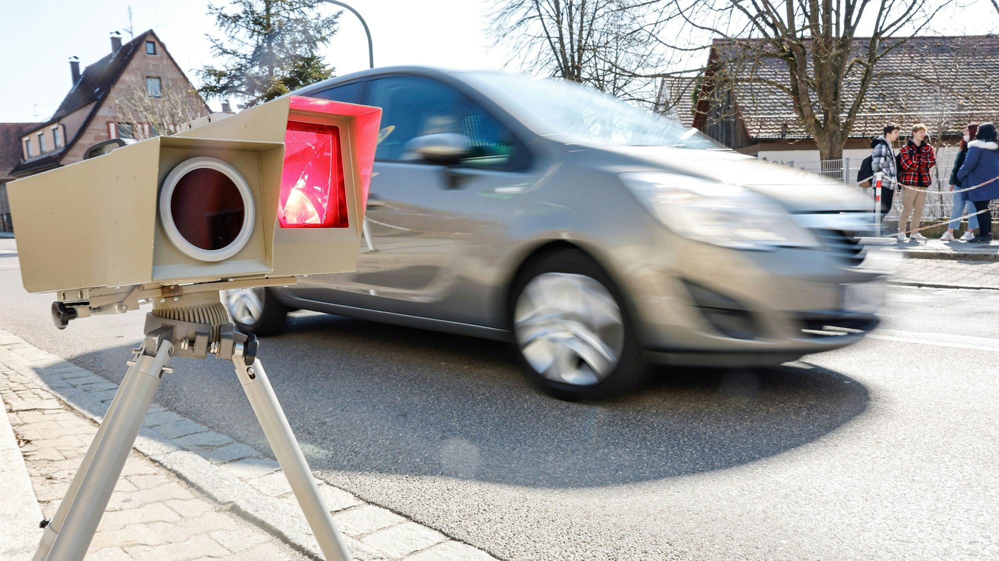 Ein Geschwindigkeitsmessgerät löst vor einer Schule bei einem Auto aus.(Symbolbild)