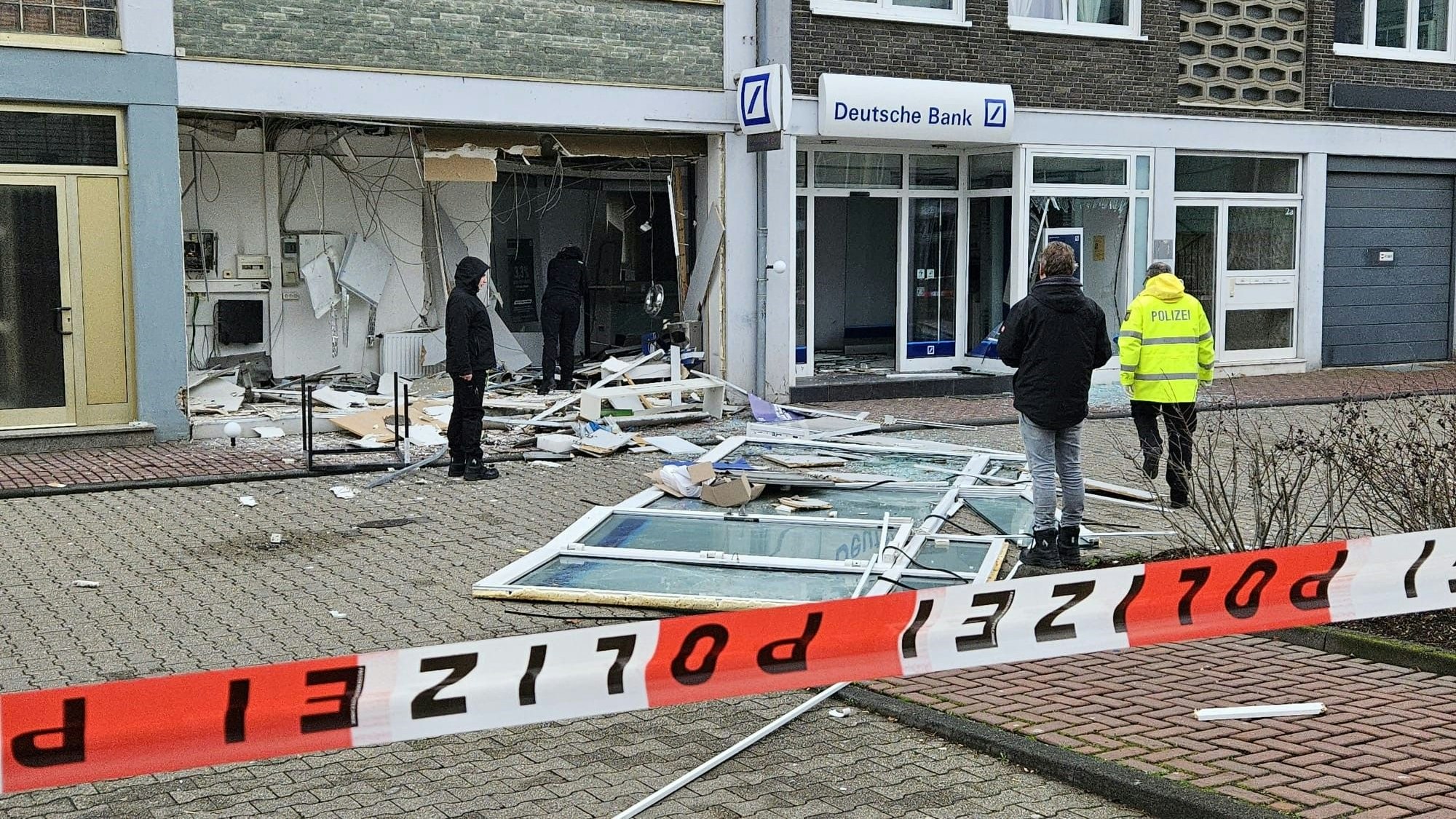 Die Sprengung eines Geldautomaten in Bergheim richtete starke Zerstörungen in der Bankfiliale an.