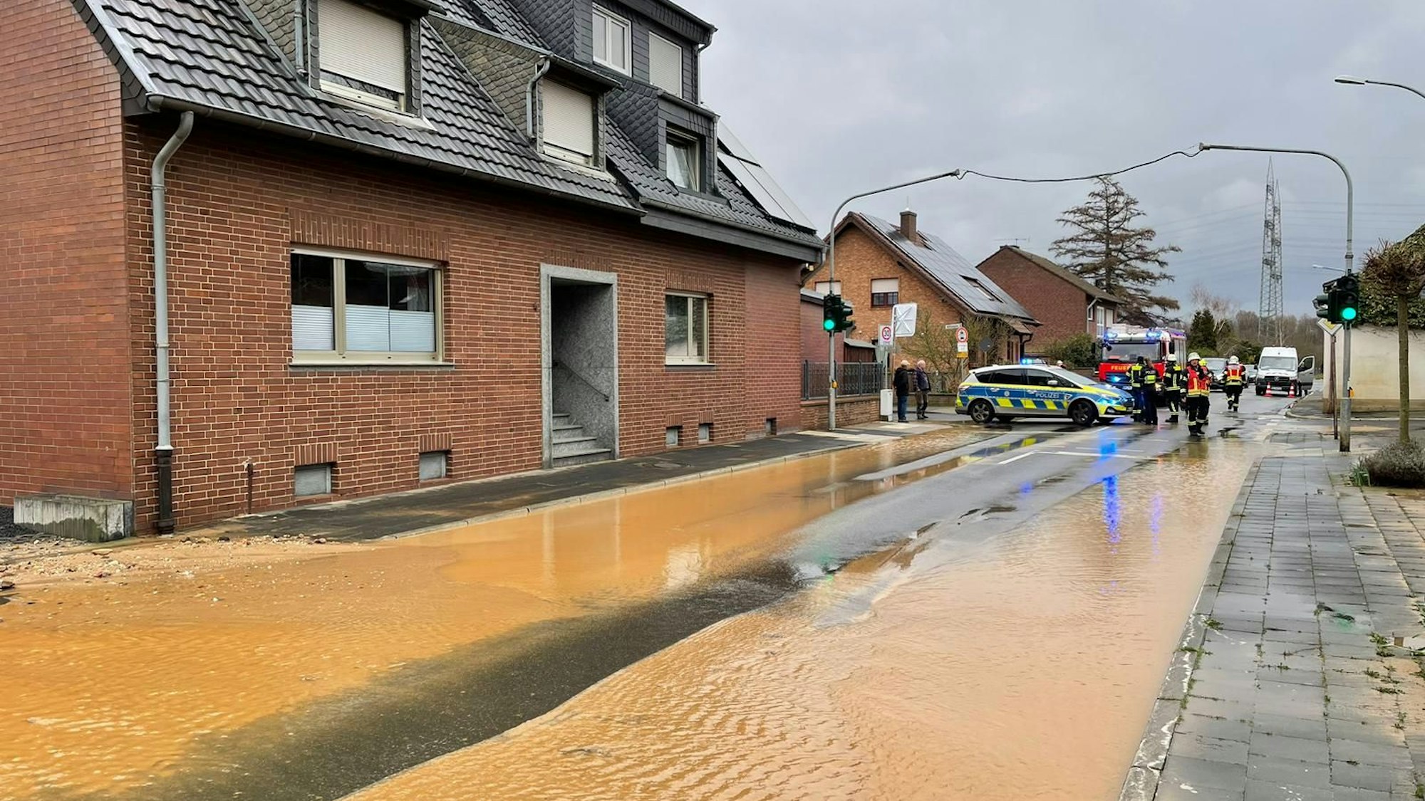 Auf dem Foto ist die Glescher Straße in Paffendorf zu sehen. Sie ist überflutet.