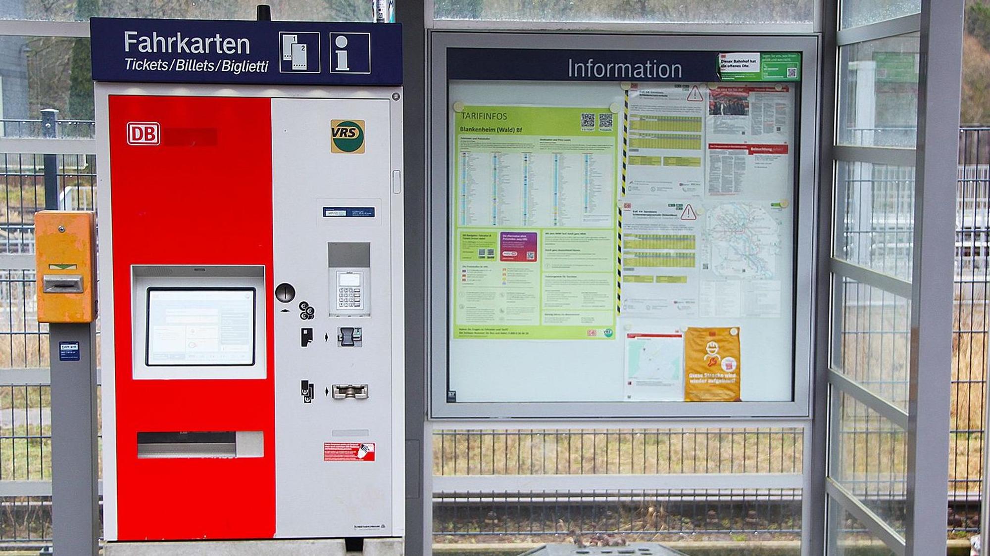 Das Bild zeigt einen Fahrkartenautomaten und Informations-Aushänge am Bahnhof Blankenheim-Wald.