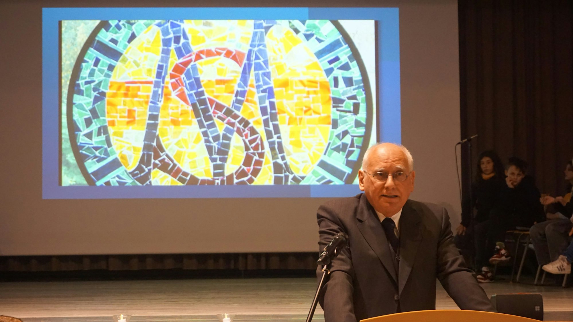 Nach zwölf Jahren als Schulleiter an der Realschule Mater Salvatoris verabschiedet sich Dr. Herbert Kolewa.