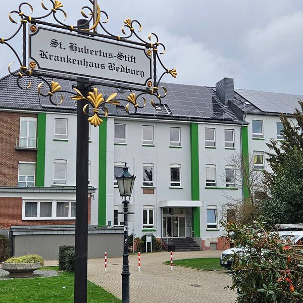 Zu sehen ist das Bedburger Krankenhaus.