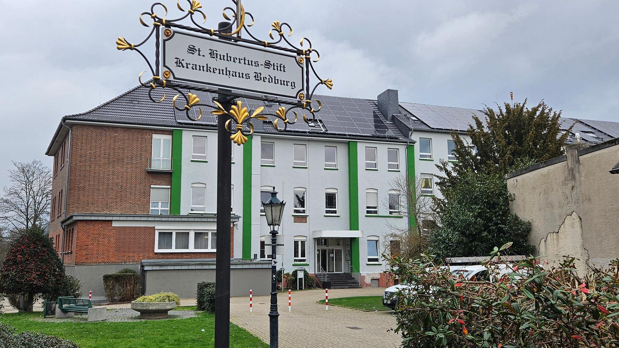 Auf dem Foto ist der Eingang zum Krankenhaus Bedburg abgebildet.