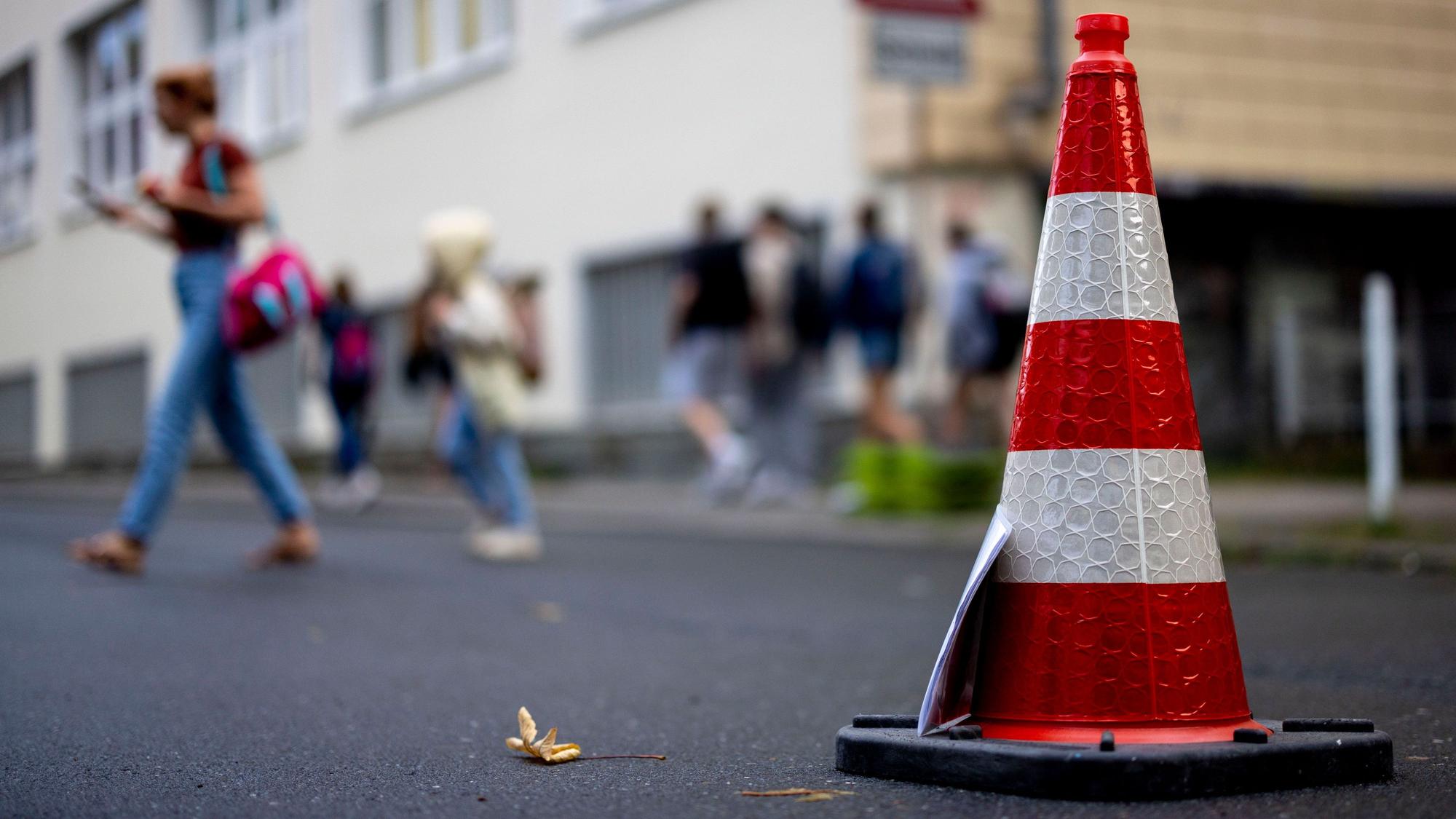 Elterntaxis sollen durch „Schulstraßen“ vor dem Transport der Kinder direkt vor die Schule abgehalten werden.