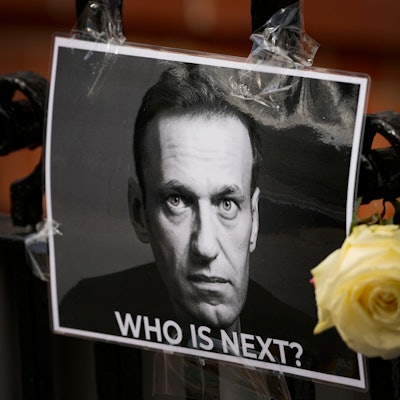 Eine Blume und ein Bild sind in Gedenken an den gestorbenen Kremlgegner Alexej Nawalny in der Nähe der russischen Botschaft in London angebracht. (Symbolbild)