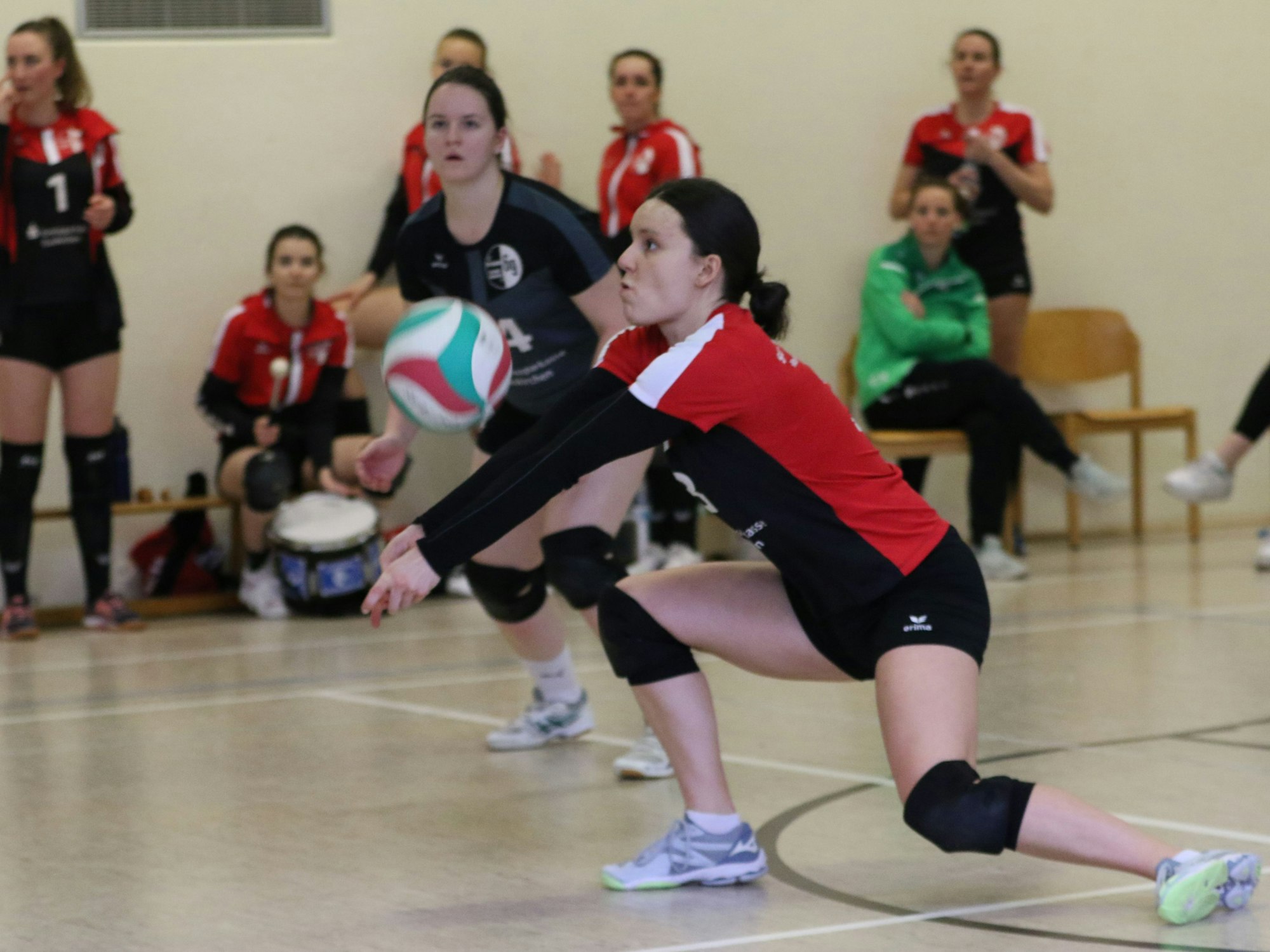 Kapitänin Nadine Poensgen baggert einen Ball.