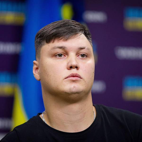 Maxim Kuzminow bei einer Pressekonferenz in der Ukraine. Der übergelaufene russische Pilot soll in Spanien getötet worden sein. (Archivbild)