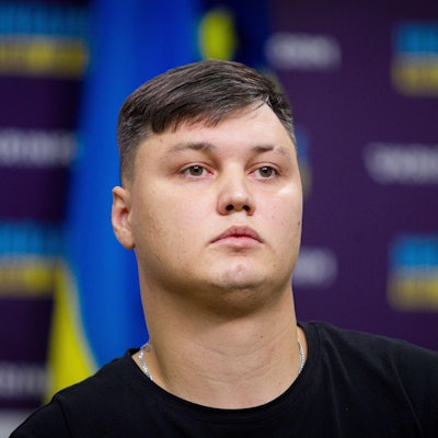 Maxim Kuzminow bei einer Pressekonferenz in der Ukraine. Der übergelaufene russische Pilot soll in Spanien getötet worden sein. (Archivbild)