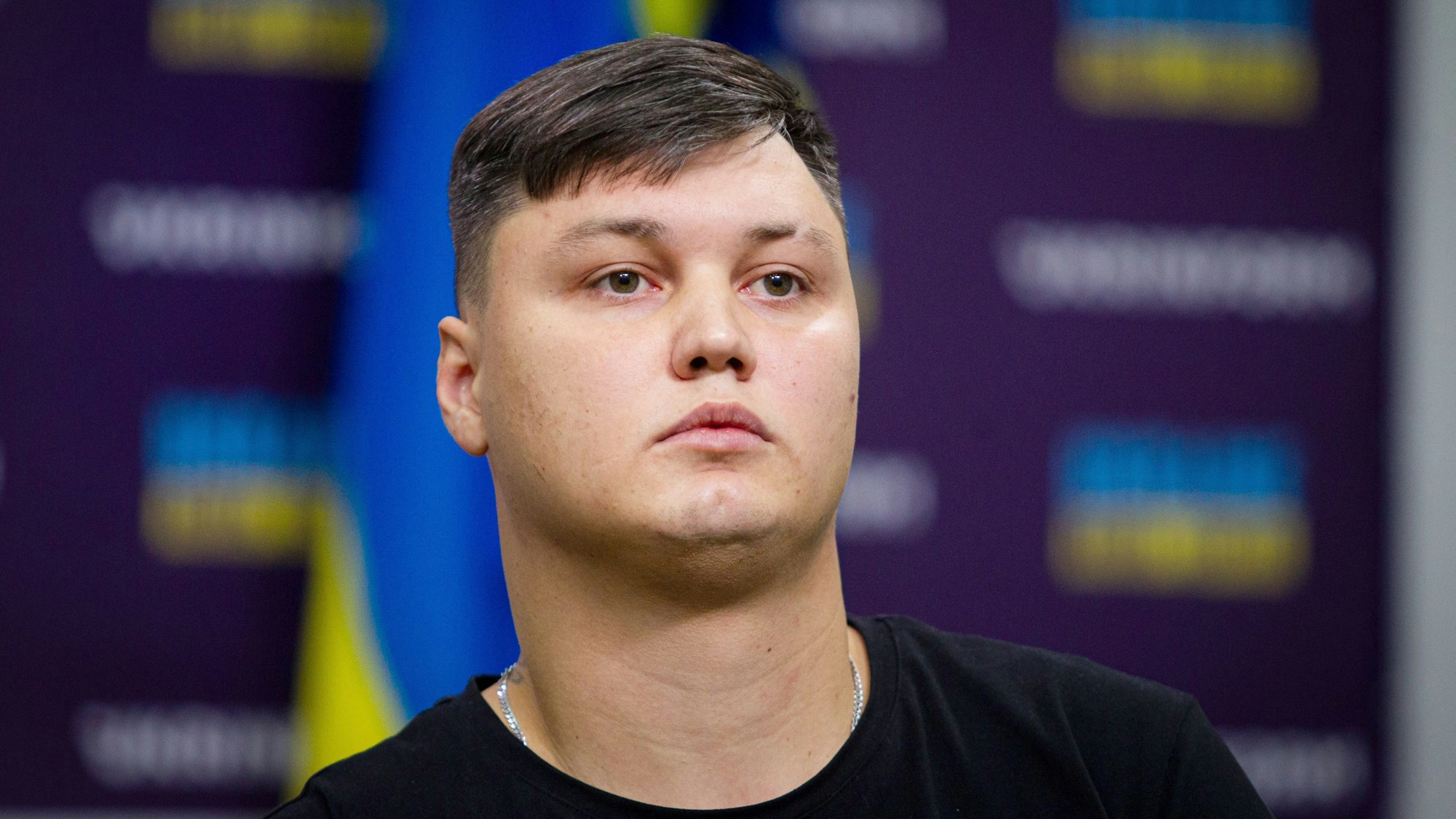 ARCHIV - 05.09.2023, Ukraine, Kiew: Ein übergelaufener russischer Pilot nimmt an einer Pressekonferenz teil.